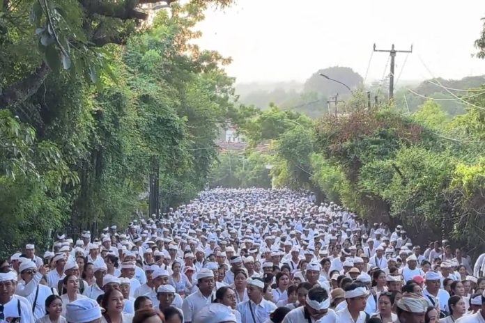 Tarik Perhatian Warga Dan Wisatawan, Panjang Iringan Puluhan Ribu Krama Jimbaran Ke Pura Uluwatu Capai 7 Kilometer 1
