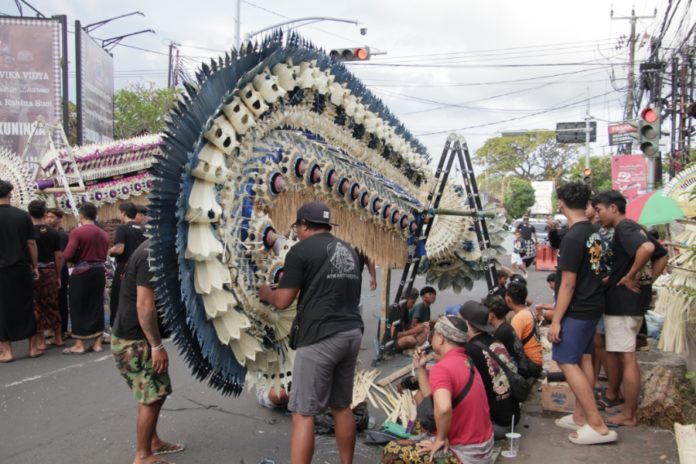 Telan Dana Hingga Belasan Juta Rupiah, Puluhan ST Unjuk Kreativitas Garap Penjor Pangerebongan 1