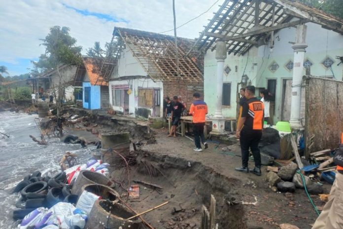 Terdampak Abrasi, Pipa PDAM Dan Jalan Warga Pebuahan Putus 1
