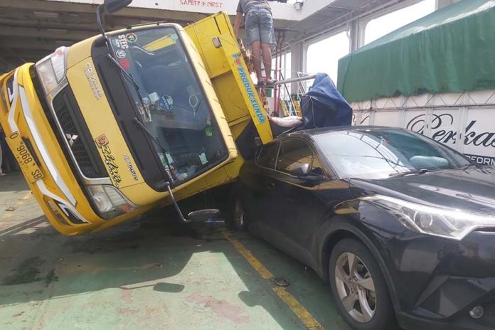 Terguling Di Dalam Kapal, Truk Bawa Kayu Timpa Mobil 2