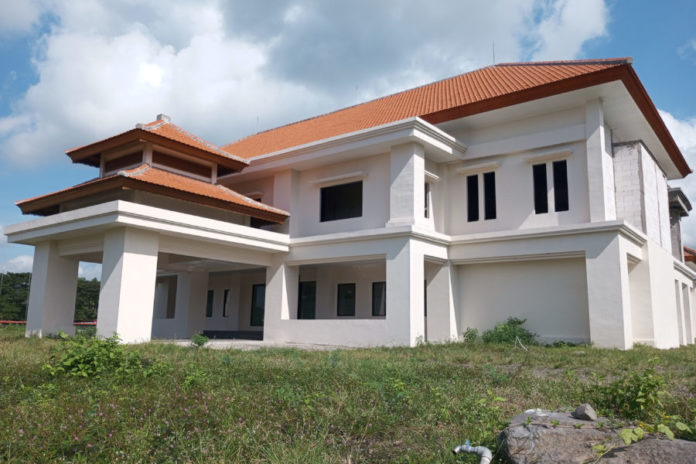 Tiga Bulan Belum Dimanfaatkan, Gedung MPP Ditumbuhi Rumput Liar 1