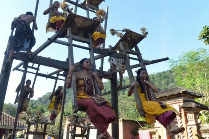 Tradisi Ayunan Jantra Di Tenganan, Simbol Kehidupan Yang Terus Berputar 1
