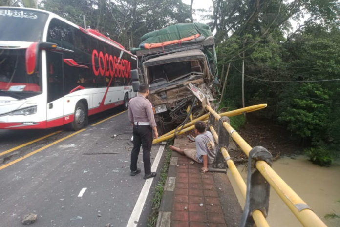 Truk Fuso Tabrak Motor Dan Pembatas Jembatan Di Antap 1