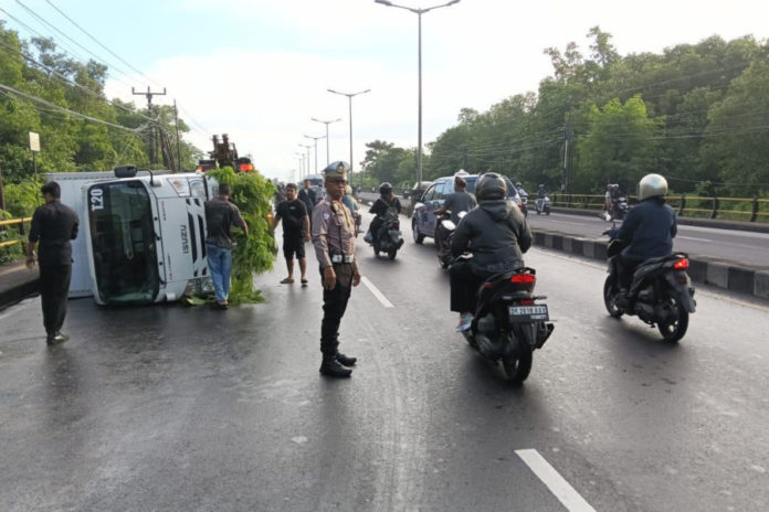 Truk Terguling Di Jimbaran Akibat Ceceran Solar 1