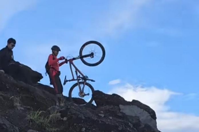 Tuai Pro Kontra, Pendaki Bawa Sepeda Ke Puncak Gunung Agung 2