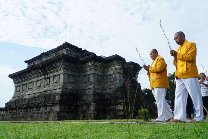 Umat Buddha Gelar Ritual Atthami Puja 1