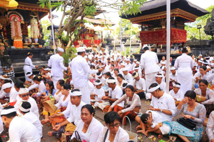 Upacara Padudusan Alit, Ribuan Umat Hindu Padati Pura Goa Lawah 1