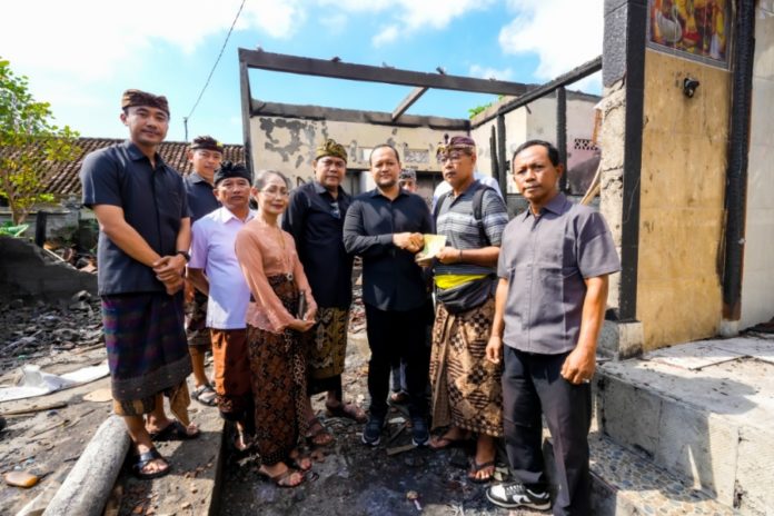 Wabup Bagus Alit Sucipta Serahkan Bantuan Sosial Bencana Kebakaran Di Kapal 1