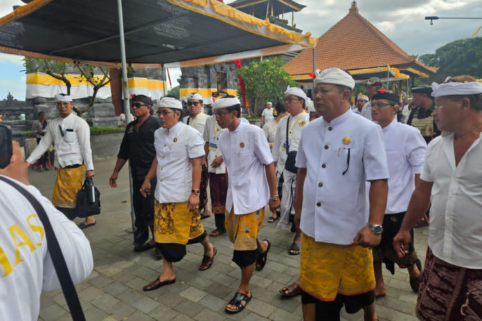 Wabup Pandu Dampingi Wakil Gubernur Sembahyang Di Pura Pasek 1