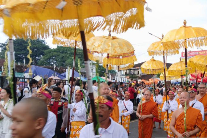 Waisak, Umat Buddha Kirab Dari Candi Mendut Menuju Borobudur 1
