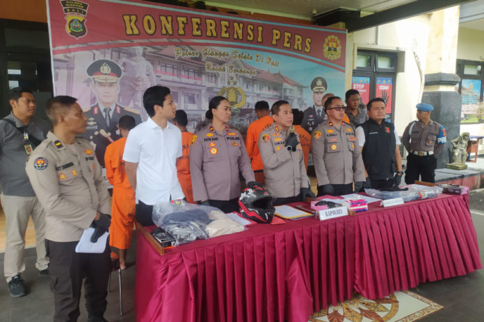 WNA Asal Inggris Diamankan, Polres Rilis Pelaku Penganiayaan 1