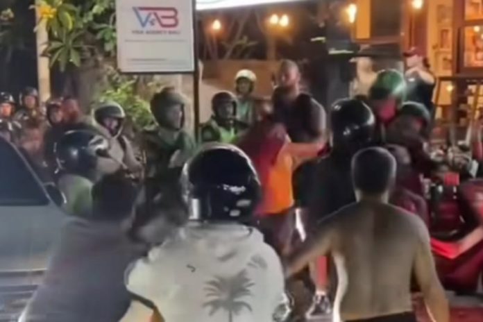 WNA Pemotor Ribut Hingga Adu Jotos Di Tibubeneng 1