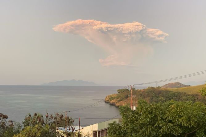 Abu Vulkanik Gunung Lewotobi Batalkan Penerbangan Bandara Lombok 1