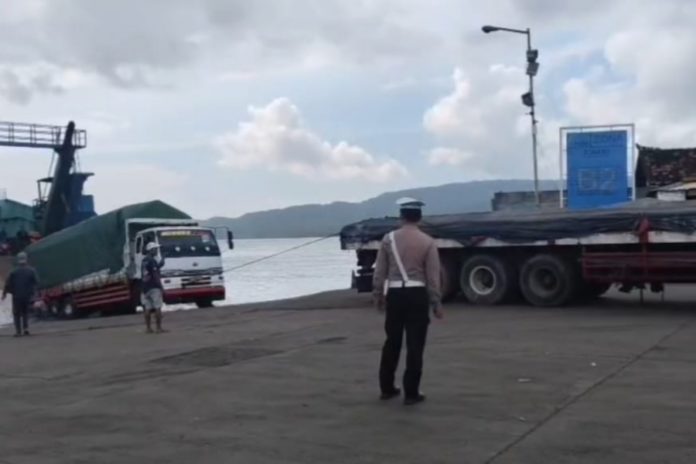 Air Surut, Truk Tronton Tersangkut Di Ramdoor KMP Pancar Indah 1