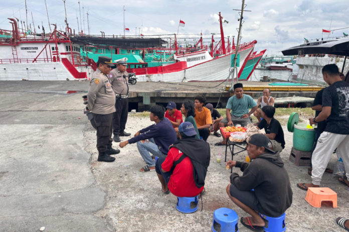Aktivitas ABK Di Pelabuhan Benoa Dipantau 1