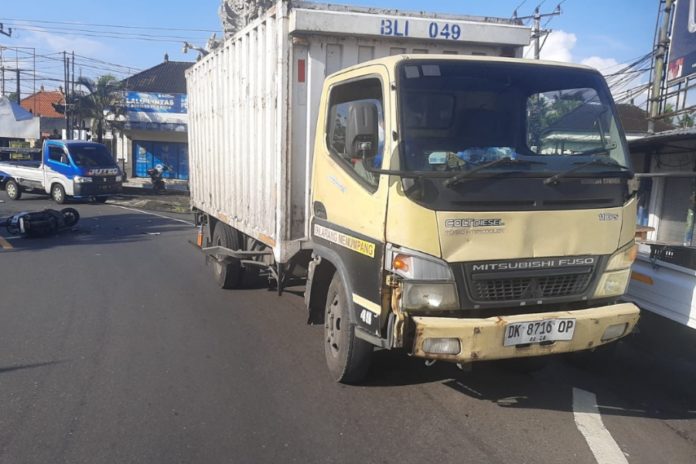 Ambil Haluan, Pemotor Tabrakan Dengan Truk Boks Di Seltim 1
