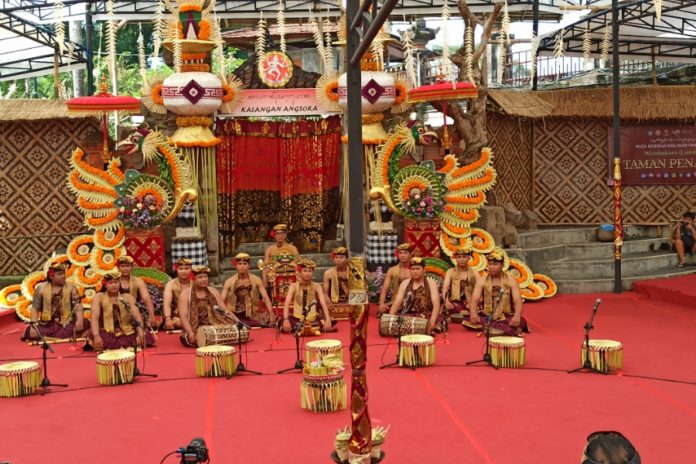 Angkat Tema Amrih Sukaning Rat, Penampilan Sanggar Seni Werdhi Budaya Bius Penonton 1