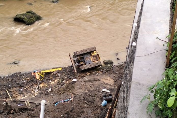 Begini, Kronologi Terjatuhnya Ekskavator Di Sungai Wos 1