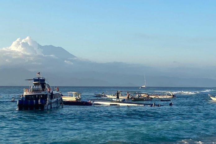 Boat Terbalik Di Pelabuhan Tanjung Sanghyang Lembongan 1