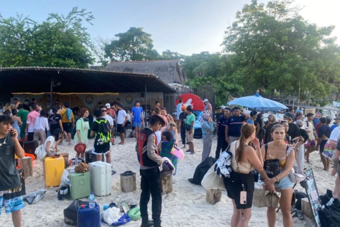 Boat Terbalik Di Perairan Pelabuhan Tanjung Sanghyang, Kerugian Capai Miliaran Rupiah 1