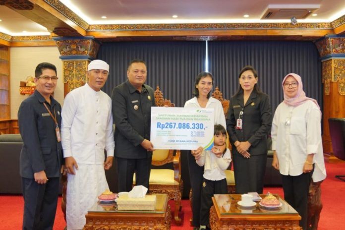 Bupati Mahayatra Serahkan Santunan Manfaat BPJS Ketenagakerjaan 1