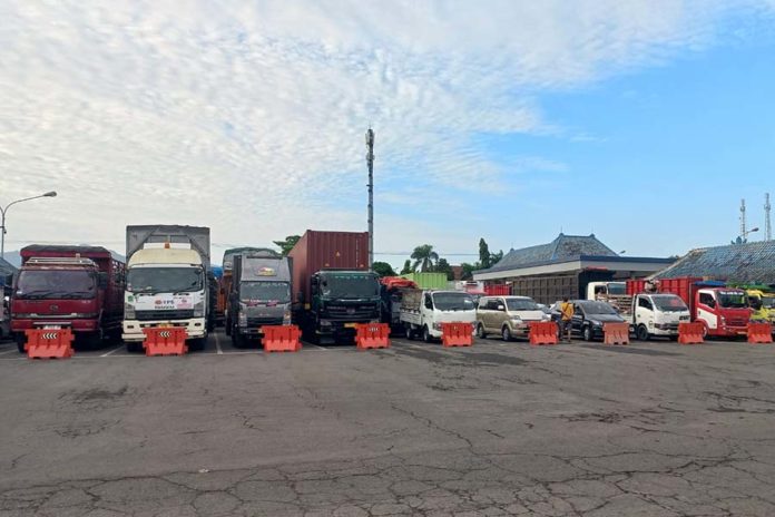 Cuaca Buruk Antrean Kendaraan Menyeberang Ke Jawa Hingga Di Luar Pelabuhan 1