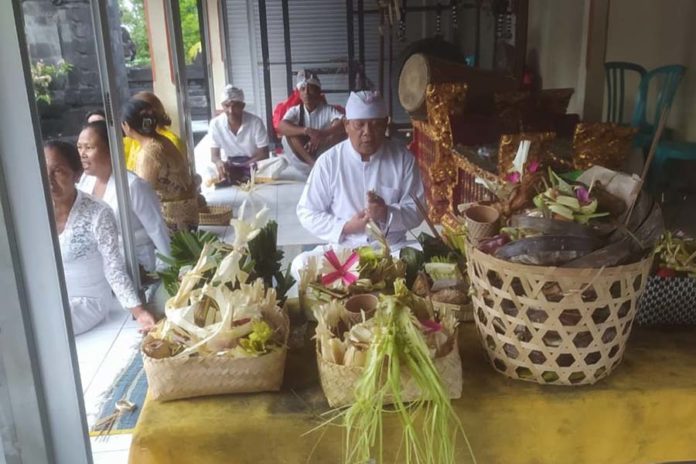 Desa Adat Asahduren Manfaatkan Momen Tumpek Krulut Mohon Panugerahan 1