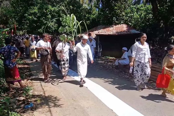 Desa Adat Sambirenteng Terus Lestarikan Tradisi “Ngerebeg” 1