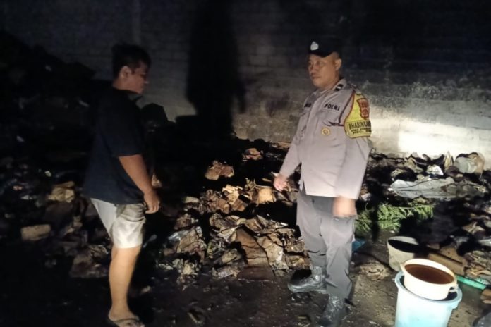 Diduga Karena Dupa, Gudang TPS3R Terbakar 1
