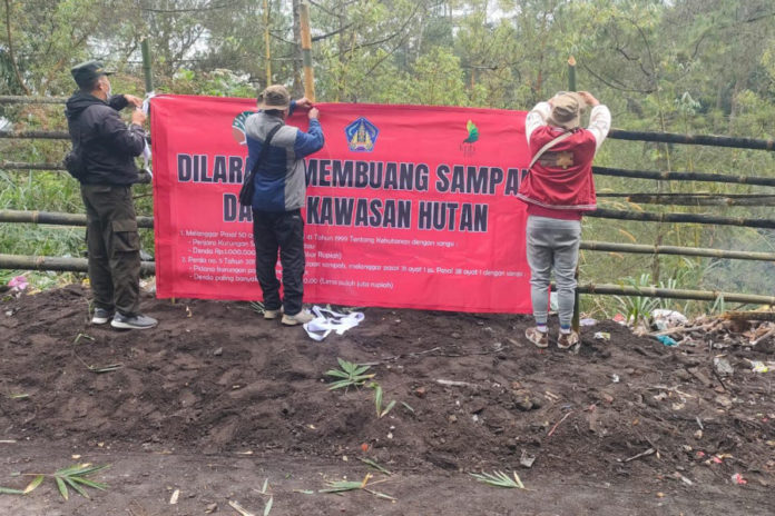 Dijadikan TPA Liar, Dua Titik Hutan Dipasangi Spanduk Larangan 1