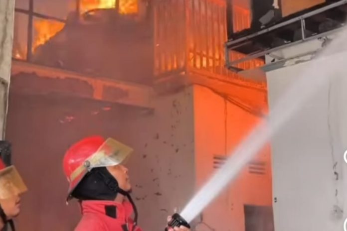 Dua Garmen Di Jalan Pulau Batanta Ludes Terbakar, Kerugian Capai Miliaran 1