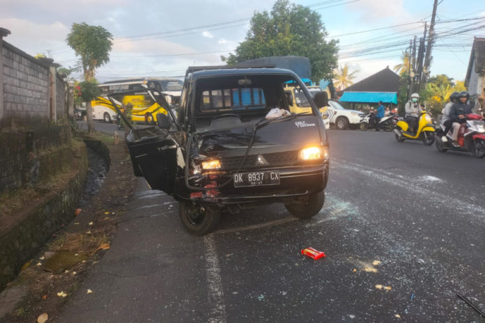 Dua Orang Luka Pada Kecelakaan Bus Dan Pick Up Di Selemadeg 1
