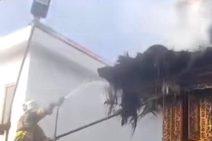 Dua Pelinggih Di Merajan Gede Terbakar, Dua Damkar Dikerahkan 1