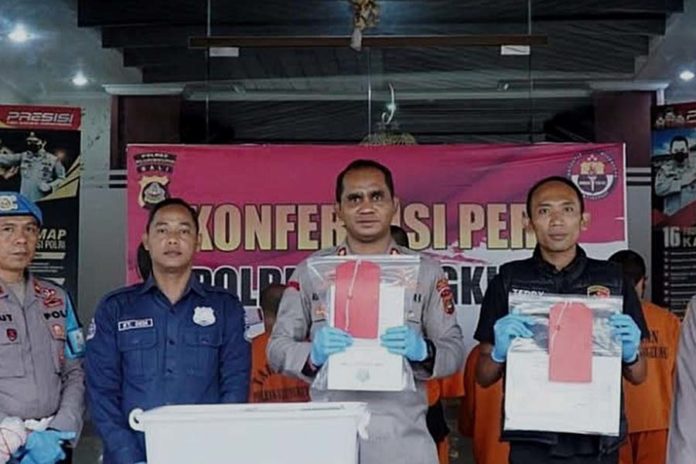Dugaan Korupsi APBDes, Tersangka Perbekel Non Aktif Desa Tusan Diserahkan Ke Kejaksaan 1