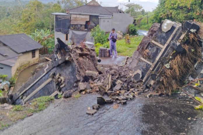 Gapura Perbatasan Pupuan Roboh, Jalan Kabupaten Terkikis Hujan Lebat 1