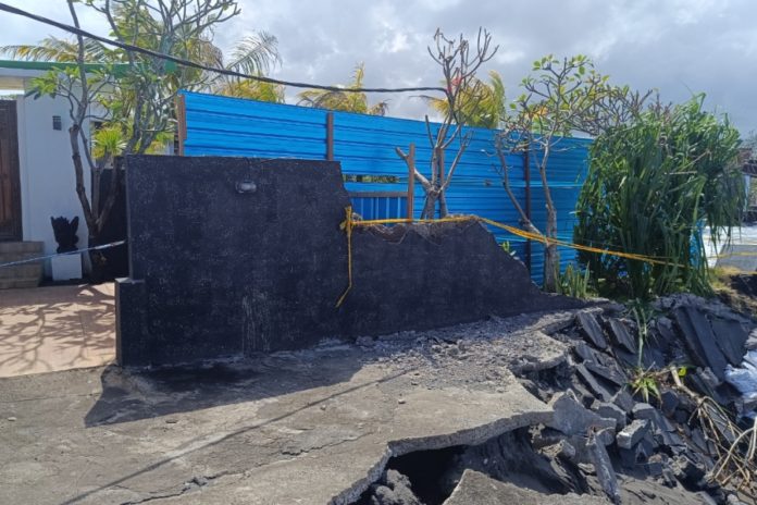 Gelombang Pasang Robohkan Penyengker Vila Di Kusamba 1