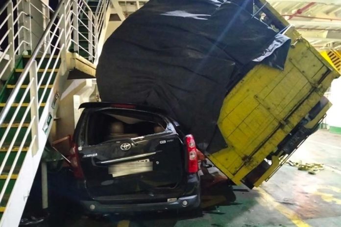 Gelombang Tinggi Di Selat Bali, Truk Timpa Dua Mobil Dalam Kapal 1