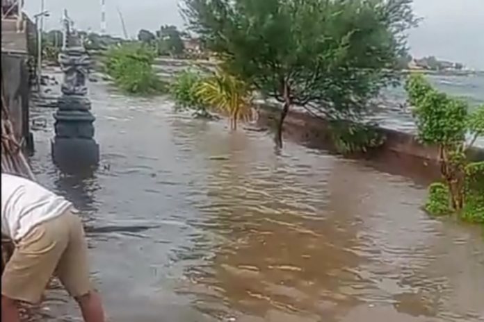 Gelombang Tinggi, Sejumlah Rumah Di Jineng Agung Terendam 1