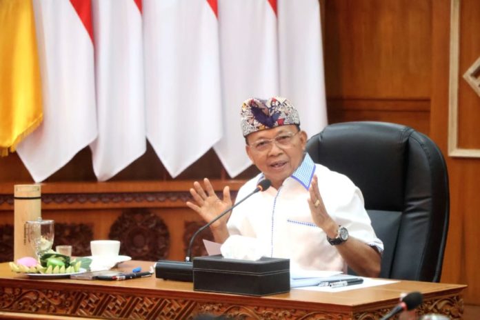 Gubernur Koster Akan Tindak Tegas Bandesa Yang Gunakan Air Kemasan Saat Upacara Adat 1