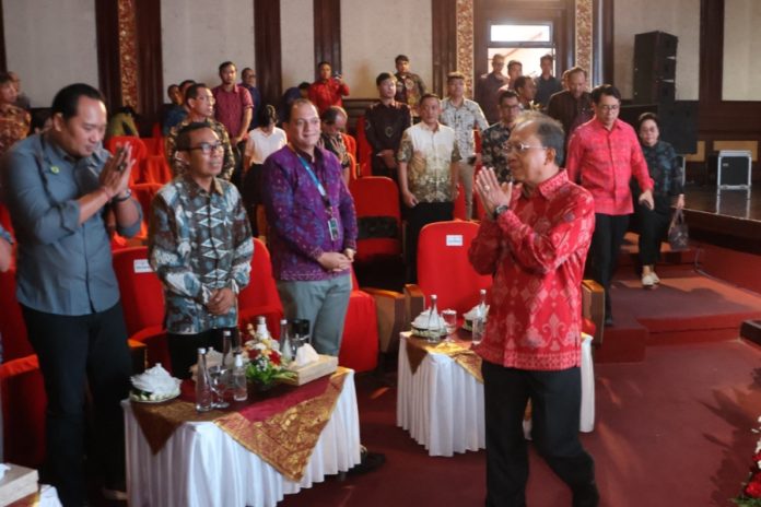 Gubernur Koster Minta Pengusaha Segera Jalankan Gerakan Bali Bersih Sampah 1