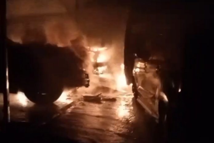 Gudang Di Kediri Tabanan Terbakar, Sejumlah Mobil Ludes Dan Satu Korban Luka Parah 1