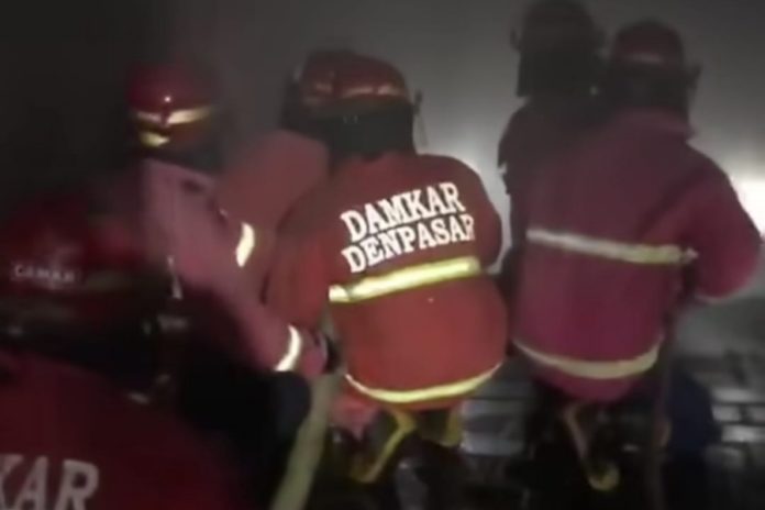 Gudang Rongsokan Dan Garasi Terbakar, Dua Mobil Ludes 1