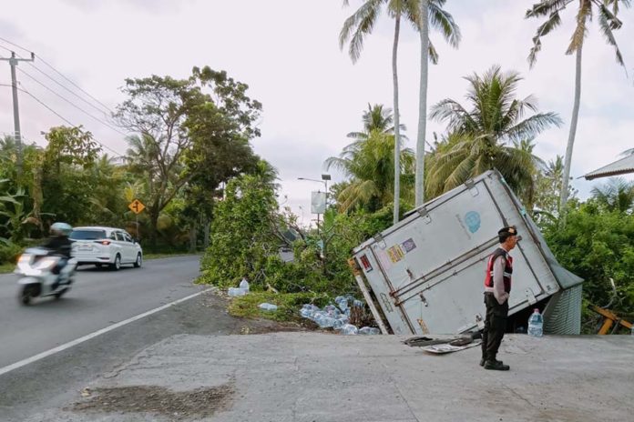 Hilang Kendali, Mobil Boks Terperosok Ke Kebun Warga Di Pengeragoan 1