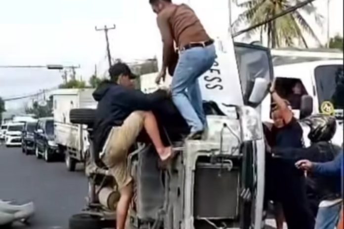Hindari Pemotor, Mobil Terguling Di Kedonganan 1