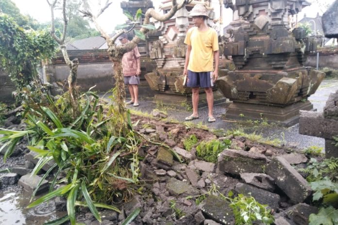 Hujan Lebat, Tembok Pura Paibon Di Desa Nyalian Roboh 1