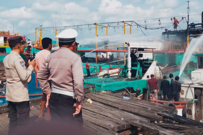 Kapal Ikan Terbakar Di Pelabuhan Benoa 1