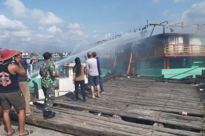 Kapal Ikan Terbakar Di Pelabuhan Benoa 2