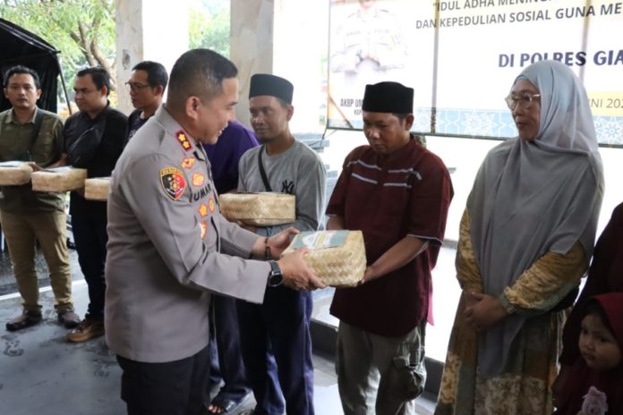 Kapolres Gianyar Bagikan Ratusan Paket Daging Kurban 1