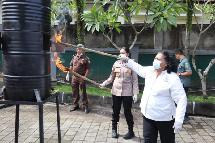 Kejari Jembrana Musnahkan Barang Bukti 48 Perkara Pidana 1