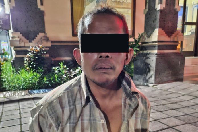 Kepergok Ambil Motor, Pria Diduga Gangguan Jiwa Diamuk Warga 1